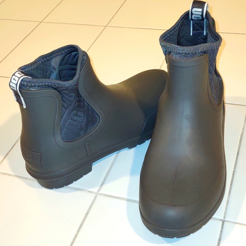 Exclusive UGGs Chevonne Grey Size 7 womens!! Worn Twice!! A Must Buy!!!